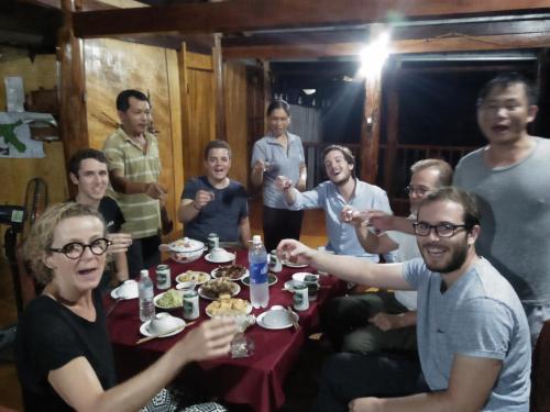 Επισκέπτες που μένουν στο Ba Be lake-Huyền Hào Homestay