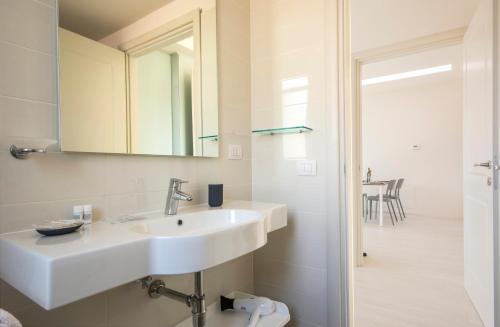 ein weißes Badezimmer mit einem Waschbecken und einem Spiegel in der Unterkunft Borgo Guelfo VI in Florenz