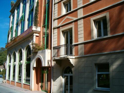 een gebouw aan de straatkant bij Résidence Thermale du Parc in Ornolac-Ussat-les-Bains