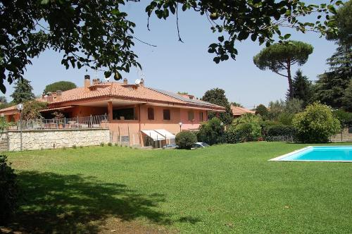 ラ・ストルタにあるVacanze Romane Olgiataの庭にスイミングプールがある家