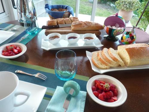 una mesa con pan y otros alimentos. en La Villa du Petit Port, en Martigues