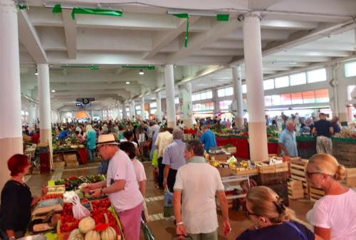 un grand nombre de personnes se tenant sur un marché agricole dans l'établissement Parc CONTINENTAL, à Cannes