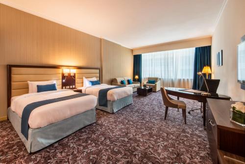Postel nebo postele na pokoji v ubytování Golden Tulip Doha Hotel