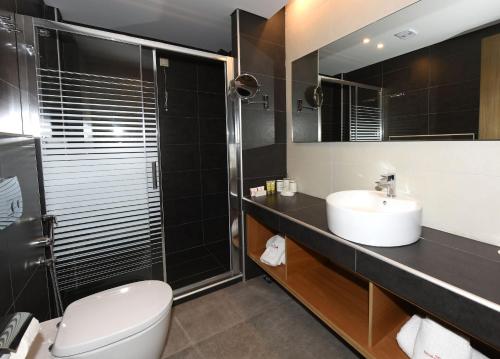Ванна кімната в Minoa Hotel