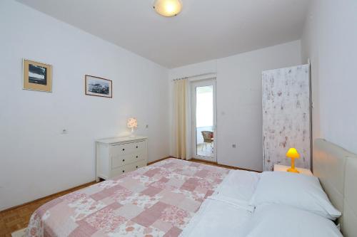 Una cama o camas en una habitación de Punta Preko Apartments