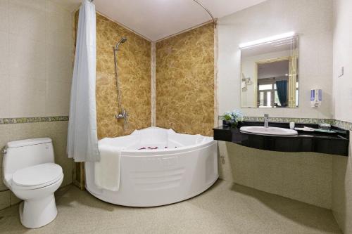 Phòng tắm tại Diamond Legend Hotel