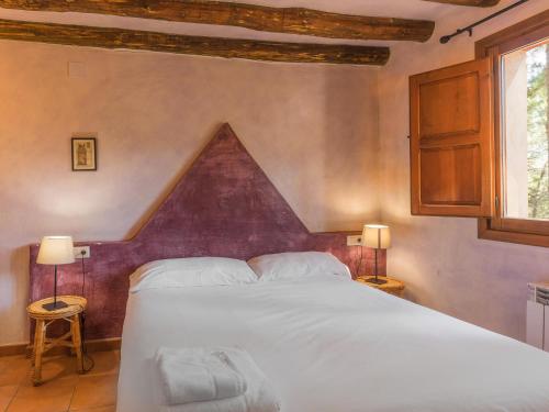 a bedroom with a bed with a triangular headboard at Lo Alto in El Arenal