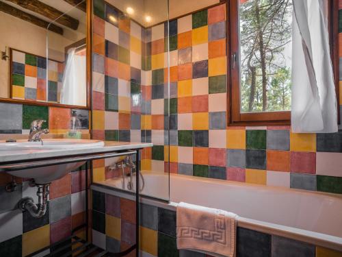 a bathroom with a sink and a bath tub at Lo Alto in El Arenal