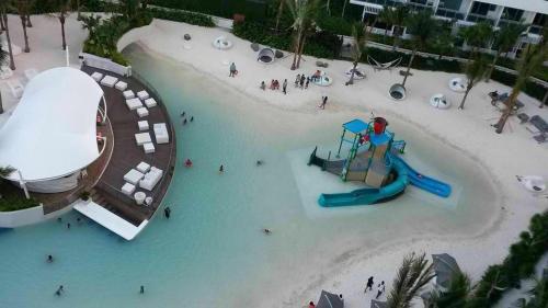 Bazén v ubytování Azure Urban Beach Resort Manila by Radlett nebo v jeho okolí