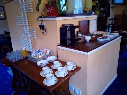 A kitchen or kitchenette at The Reindeer Inn 