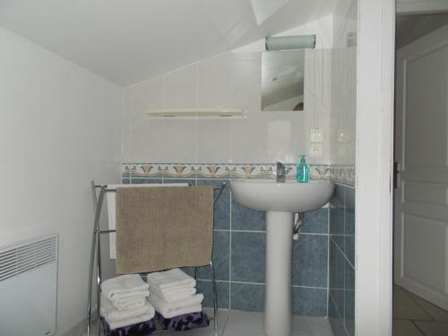 y baño con lavabo, espejo y toallas. en Gite Quatre Saisons 2, en Limoux
