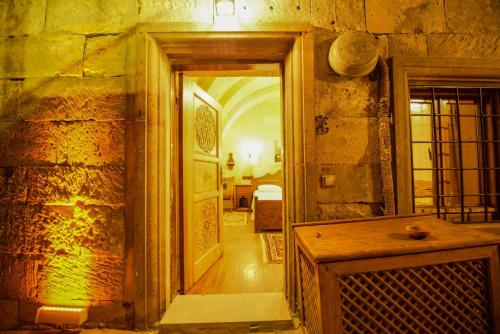 un pasillo que conduce a una habitación con 1 dormitorio en Vineyard Cave Hotel, en Göreme