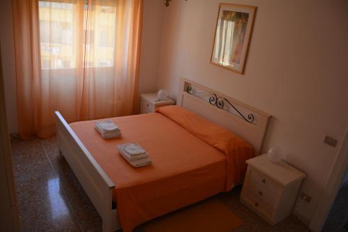 1 dormitorio con 1 cama con 2 toallas en Andreina a San Pietro Apartment, en Roma
