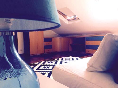 1 dormitorio con 1 cama y 1 mesa con lámpara en Apartment Vedória, en Viana do Castelo