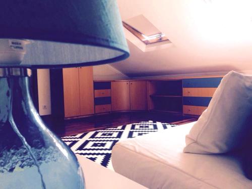 ヴィアナ・ド・カステロにあるApartment Vedóriaのベッドルーム1室(ベッド1台、ランプ付きテーブル付)
