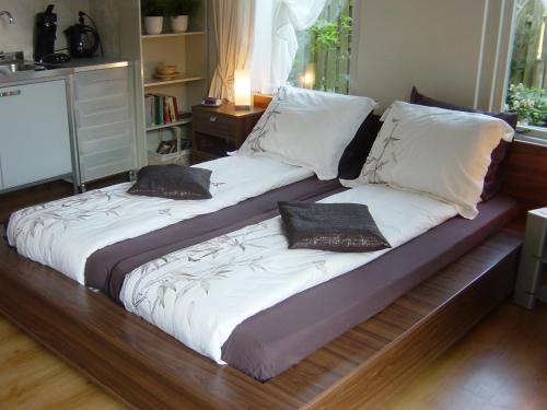 un par de camas sentadas en un suelo de madera en It tunhuske en Renkum