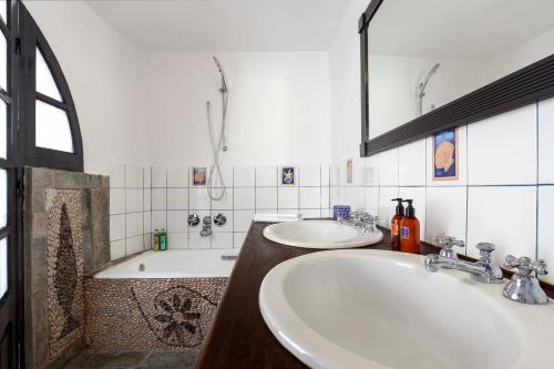 羅德城的住宿－Belvedere Medieval Villa，浴室配有两个盥洗盆和浴缸。