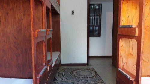Habitación con puerta abierta y alfombra en Hostel Itapua, en Salvador