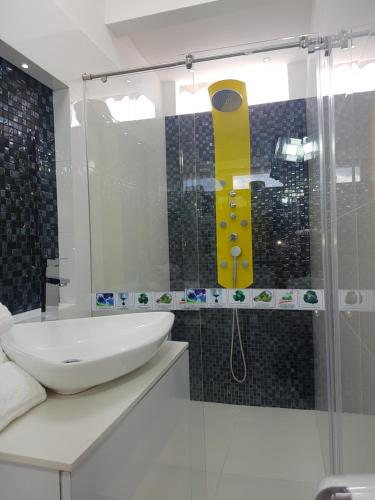 Bilik mandi di Hotel San Jeronimo Armenia