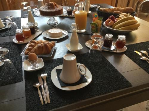 a breakfast table with breakfast foods on a table at Le Clos d 'Aÿ in Épernay