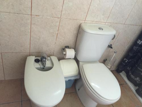 y baño con aseo y bidet. en Casa Rural Anzo, en Gáldar