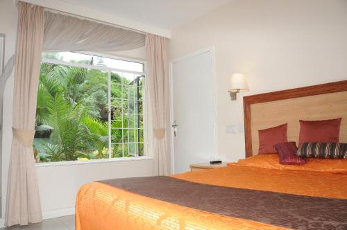 Кровать или кровати в номере Hotel Riverview Westlands