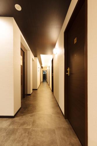 a corridor of a hallway with a hallway at Guest House Wagokoro in Tokyo