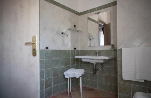 a bathroom with a sink and a mirror at Anima Antiqua Relais & Spa in Gioia Sannitica