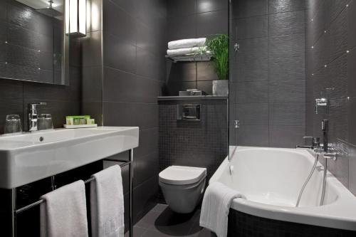 Koupelna v ubytování Le Grey Hotel