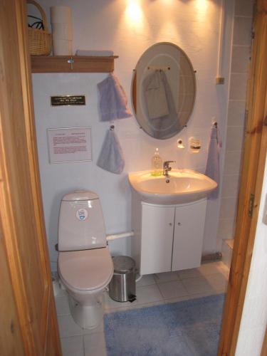 a bathroom with a toilet and a sink at Naboløs Rooms, near Munkebo, Kerteminde and Nyborg in Bovense