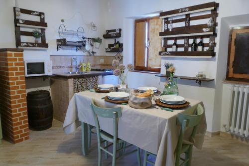 eine Küche mit einem Tisch mit Tellern darauf in der Unterkunft Umbria in Valigia&Vecchia CasSetta in Perugia