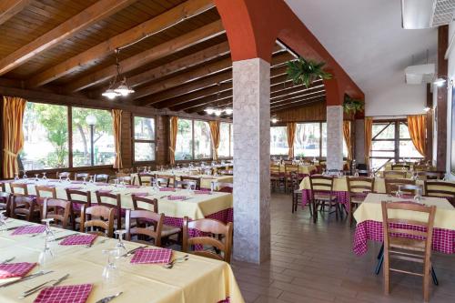 מסעדה או מקום אחר לאכול בו ב-Agriturismo Fasano
