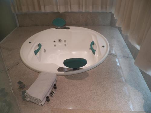 伦索伊斯-保利斯塔Passer Hotel的浴室中央设有浴缸