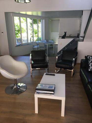 ein Wohnzimmer mit Sofa und Couchtisch in der Unterkunft Holiday Home Goesting in Nieuwpoort