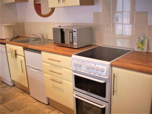 A kitchen or kitchenette at Homestead Stables