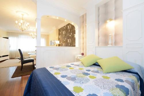 1 dormitorio con 1 cama con edredón azul en Apartamento frente al Guggenheim con wifi y parking privado gratis, en Bilbao