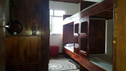 Zimmer mit einem Schlafzimmer mit einem Bett und einem Spiegel in der Unterkunft Hostel Itapua in Salvador