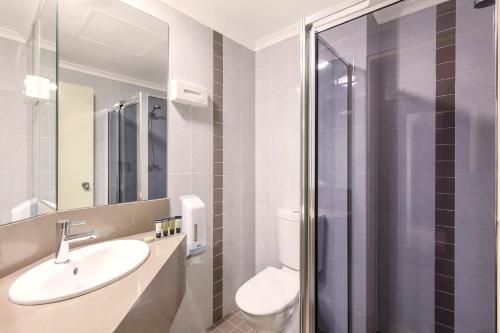 Garden City Hotel, Best Western Signature Collection tesisinde bir banyo