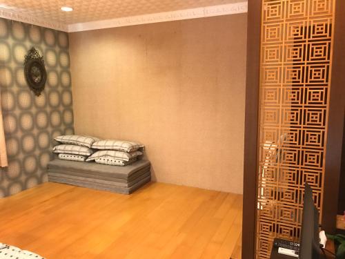 A bed or beds in a room at Hefeng Ting Homestay