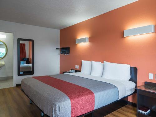 Ένα ή περισσότερα κρεβάτια σε δωμάτιο στο Motel 6-Columbus, OH - OSU
