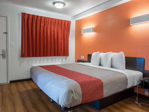 Ένα ή περισσότερα κρεβάτια σε δωμάτιο στο Motel 6-Columbus, OH - OSU