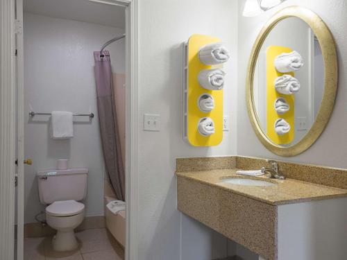 Ένα μπάνιο στο Motel 6-Columbus, OH - OSU