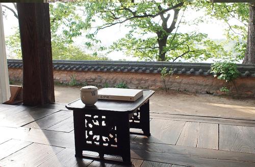 een tafel met een boek en een doos erop bij Okyeon Jeongsa in Andong