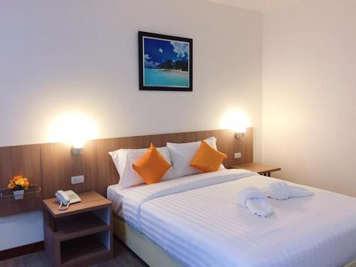 מיטה או מיטות בחדר ב-Orchid Riverview Hotel