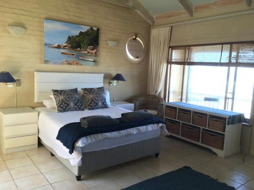 Un pat sau paturi într-o cameră la Coastal Haven