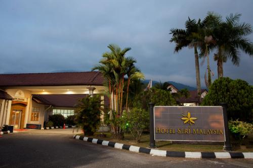 Hotel Seri Malaysia Taiping في تايبينغ: علامة الفندق أمام المبنى