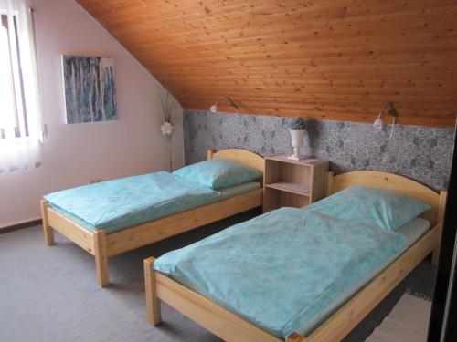 Un pat sau paturi într-o cameră la Privatunterkunft Schonlau