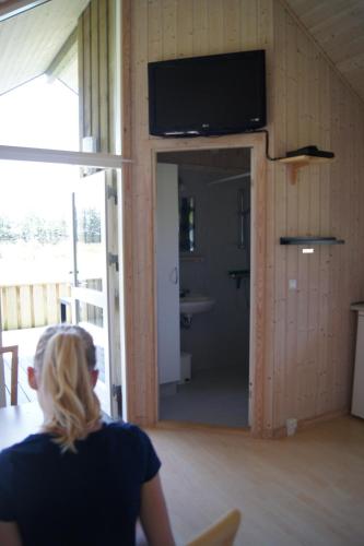 Una televisión o centro de entretenimiento en Gl. Klitgaard Camping & Cottages