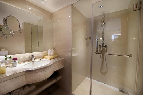 Ένα μπάνιο στο Grand Metropark Hotel Hangzhou - 6 minutes walk to the West Lake
