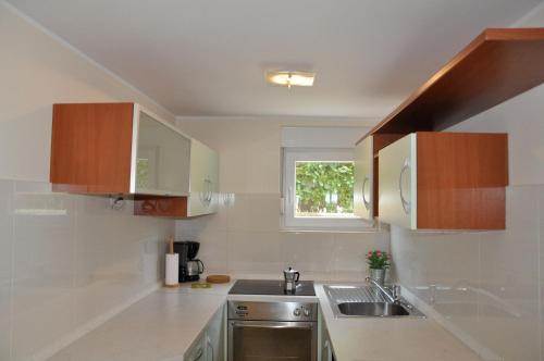 Kuchyň nebo kuchyňský kout v ubytování Villa Ulivo Apartments